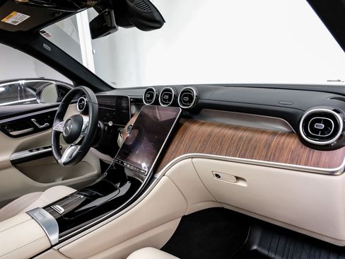 Used 2024 Mercedes-Benz GLC 300 4MATIC image 17