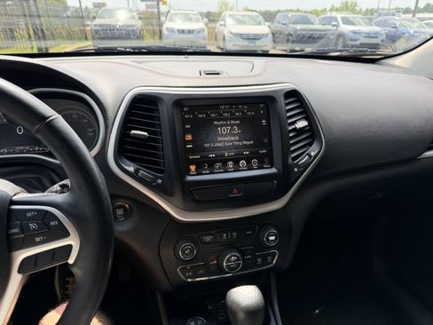 Used 2017 Jeep Cherokee Trailhawk AWD/4WD image 30