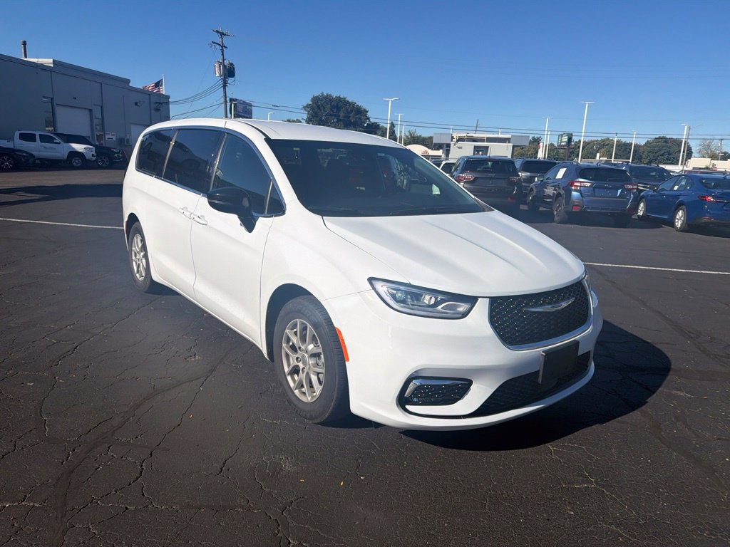 Used 2026 Chrysler Pacifica Select FWD image 4