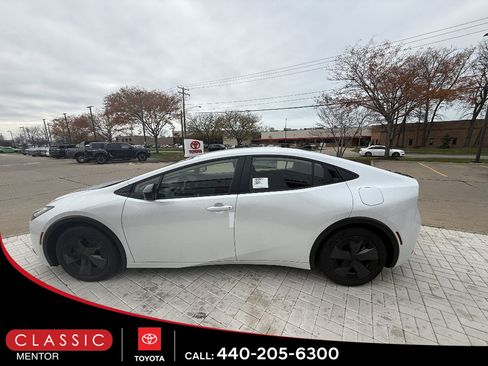 New 2026 Toyota Prius Plug-In Hybrid FWD image 3
