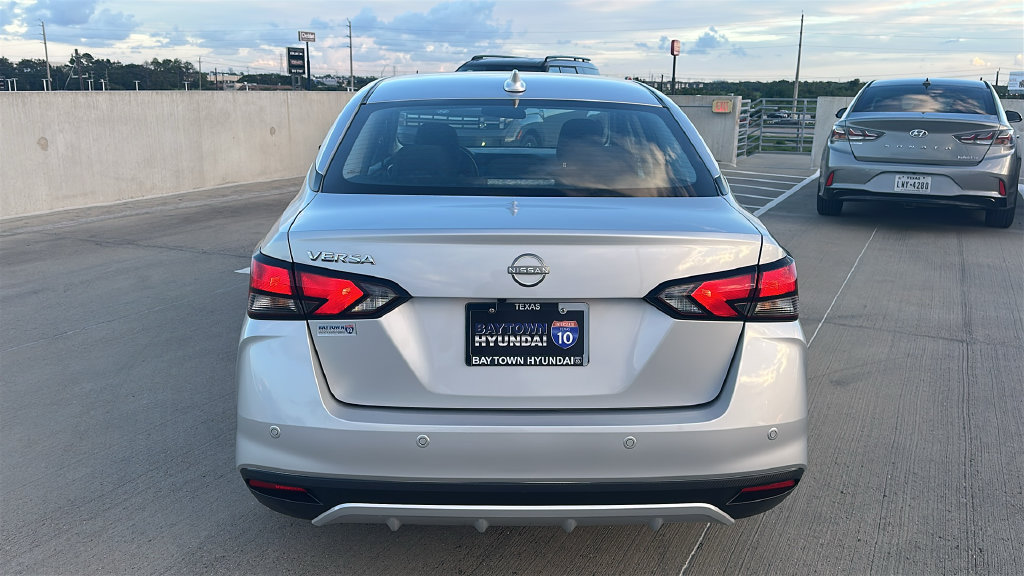 Used 2025 Nissan Versa SV FWD image 11