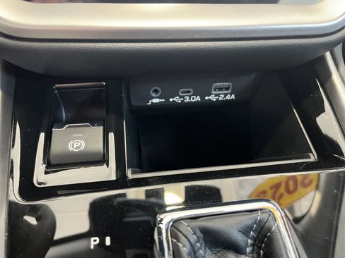 Certified 2025 Subaru Outback Limited AWD/4WD image 31