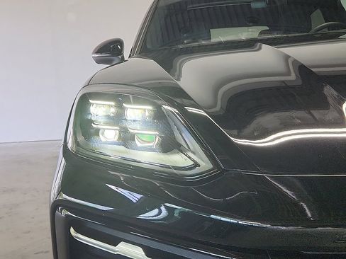Certified 2025 Porsche Cayenne S AWD/4WD image 9