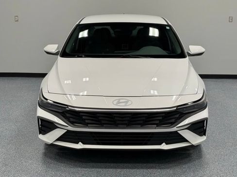 Used 2024 Hyundai Elantra SE FWD image 4