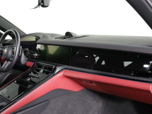 Used 2025 Porsche Panamera image 24