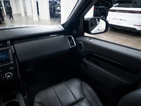 Used 2018 Land Rover Discovery SE image 11