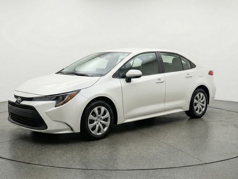 Used 2025 Toyota Corolla LE image 3