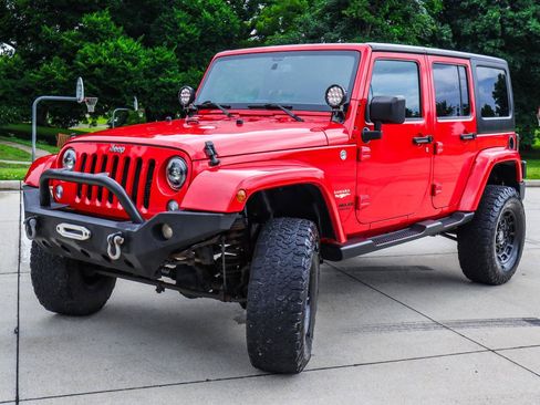 Used 2015 Jeep Wrangler Unlimited Sahara w/ Connectivity Group AWD/4WD image 3