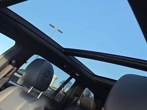 Used 2024 Mercedes-Benz GLS 450 4MATIC image 9