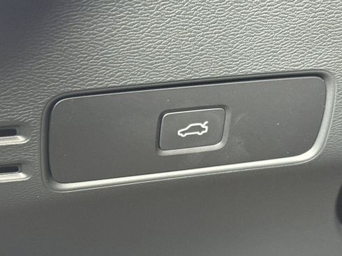 Used 2025 Volvo XC40 B5 Core w/ Protection Package Premier image 31