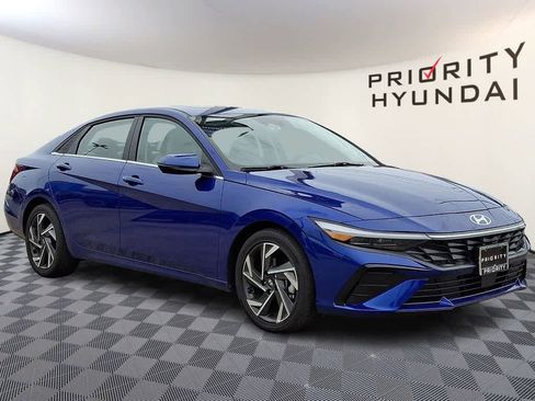 Used 2025 Hyundai Elantra Limited image 3