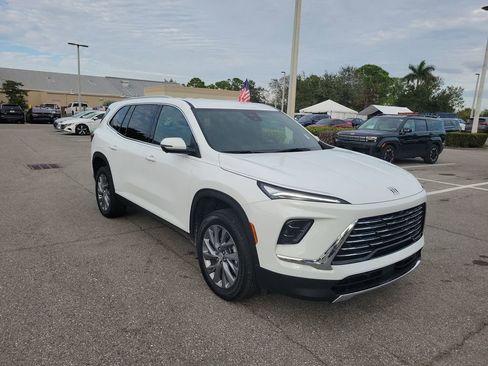 Used 2025 Buick Enclave Preferred w/ Power Package image 9