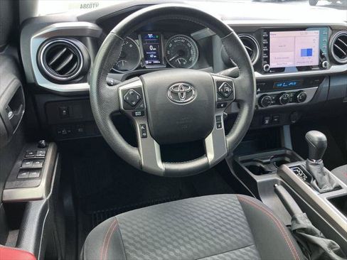 Certified 2022 Toyota Tacoma SR5 AWD/4WD image 15