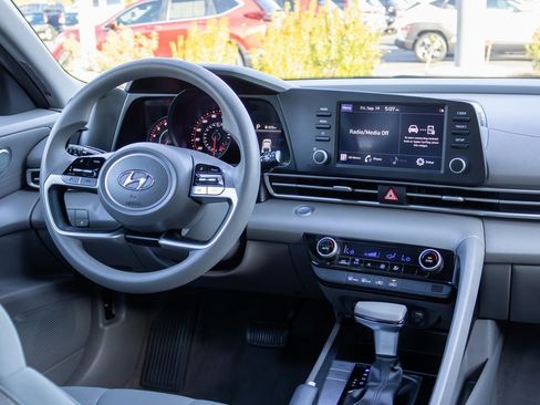 Used 2022 Hyundai Elantra SEL w/ Preferred Accessory Package image 11