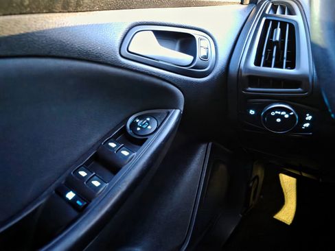 Used 2018 Ford Focus SE image 17