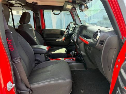 Used 2017 Jeep Wrangler Unlimited Rubicon w/ Connectivity Group image 12