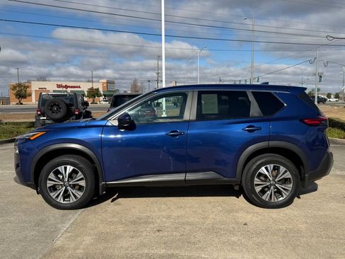 Used 2022 Nissan Rogue SV image 2