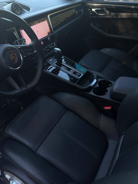 Used 2023 Porsche Macan AWD/4WD image 28
