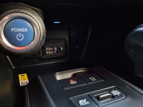 Certified 2021 Toyota Venza LE w/ Carpet Mat Package (TMS) image 9