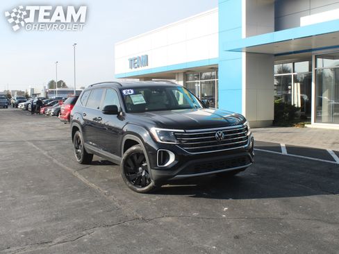 Used 2024 Volkswagen Atlas SE image 2