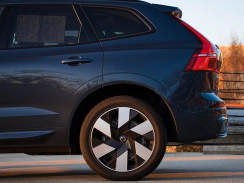 Certified 2025 Volvo XC60 T8 Plus w/ Protection Package Premier image 4