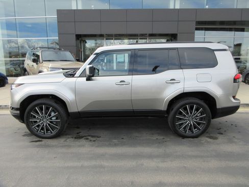 Used 2026 Lexus GX 550 w/ Cold Area Package image 3