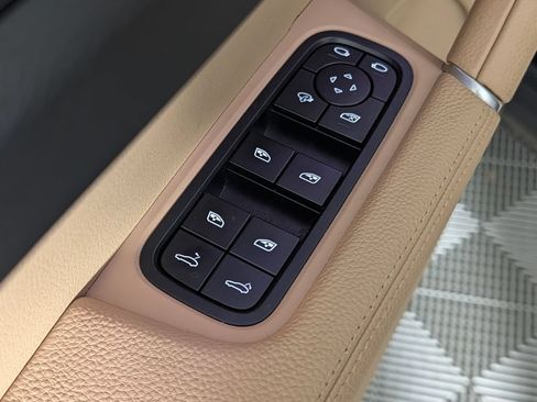 Certified 2023 Porsche Cayenne AWD/4WD image 25