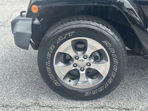Used 2018 Jeep Wrangler Sahara w/ Connectivity Group AWD/4WD image 11