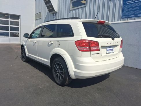 Used 2018 Dodge Journey SE w/ Connectivity Group FWD image 3