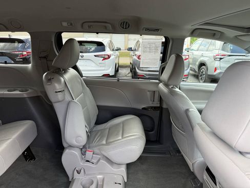 Used 2016 Toyota Sienna XLE FWD image 23