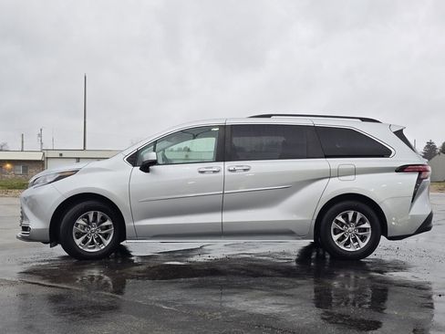 Used 2022 Toyota Sienna XLE image 24