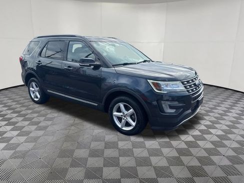 Used 2017 Ford Explorer XLT AWD/4WD image 7