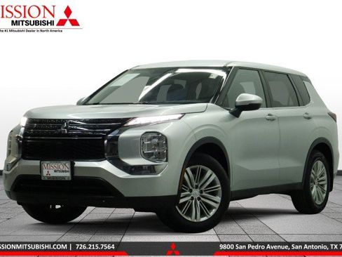 Used 2023 Mitsubishi Outlander ES FWD image 1