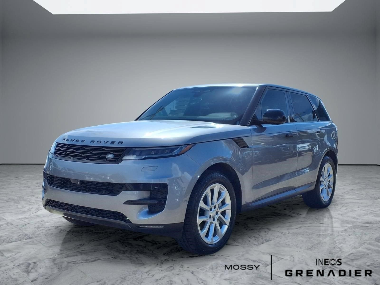 Used 2025 Land Rover Range Rover Sport SE AWD/4WD image 4