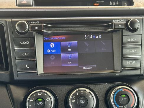 Used 2017 Toyota RAV4 LE FWD image 9