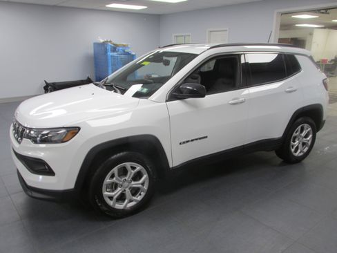 Used 2024 Jeep Compass Latitude image 8