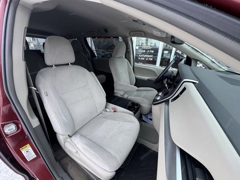 Used 2015 Toyota Sienna LE image 10