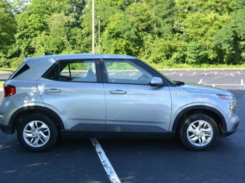 Used 2021 Hyundai Venue SE FWD image 4