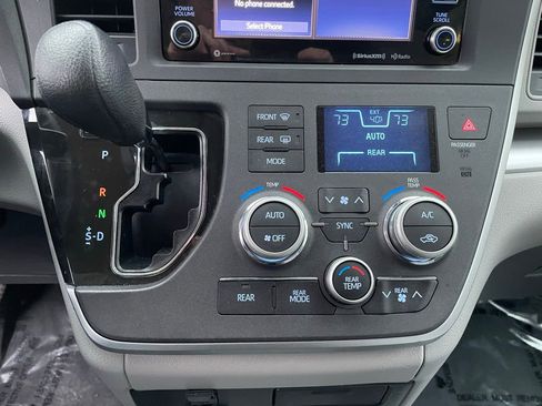 Used 2020 Toyota Sienna LE image 21
