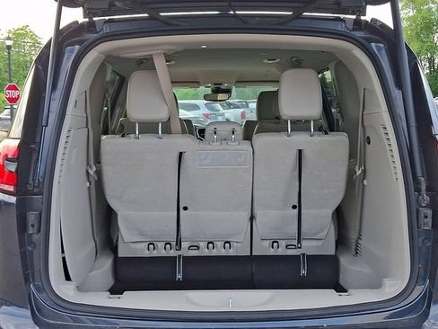 Used 2021 Chrysler Pacifica Touring-L FWD image 29