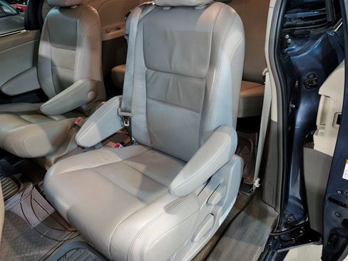 Used 2017 Toyota Sienna XLE image 18