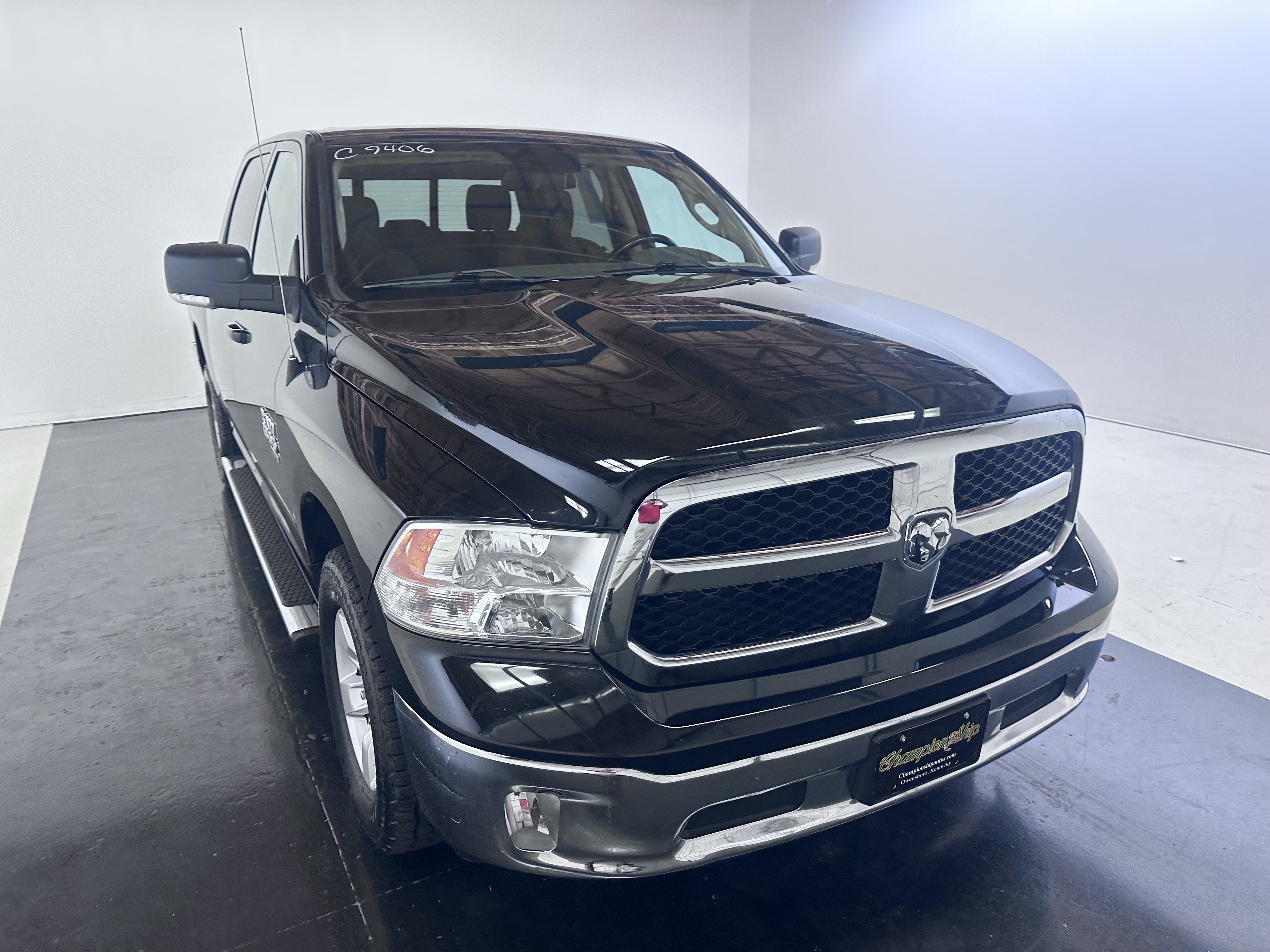Used 2019 RAM 1500 Classic SLT w/ Luxury Group AWD/4WD image 4