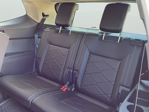 Used 2025 Volkswagen Atlas SE image 29