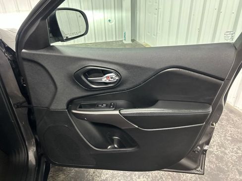 Used 2019 Jeep Cherokee Latitude Plus w/ Comfort/Convenience Group AWD/4WD image 16