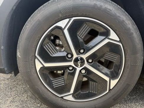 Certified 2023 Kia Niro LX image 10