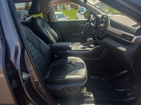 Used 2023 Toyota Highlander XLE AWD/4WD image 18
