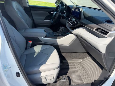 Used 2024 Toyota Highlander XLE AWD/4WD image 45
