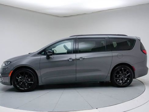 Used 2025 Chrysler Pacifica Limited FWD image 6