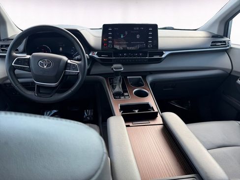 Used 2022 Toyota Sienna XLE image 10
