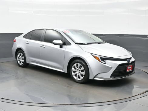 Used 2025 Toyota Corolla LE FWD image 8